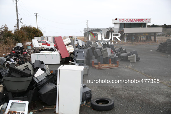 (150310) -- FUKUSHIMA, March 10, 2015 () -- Abandoned houses and wastes are seen in the Futaba District, located well within the 20-kilomete...