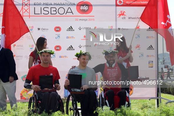 The british David Weir (c ), Marcel Hug (L ) and Rafael Botello (R ) in the podium of the  the Lisbon Half-Marathon Wheelchair Racing 2015 (...