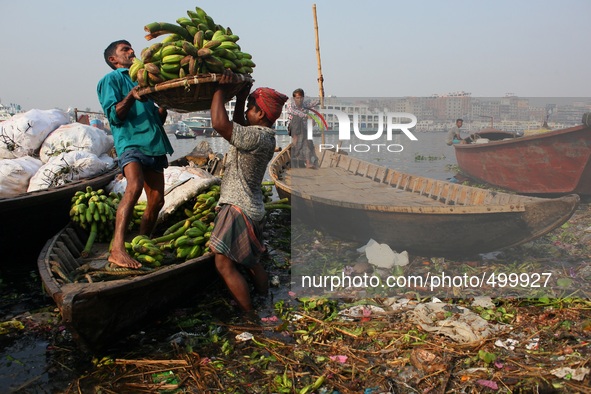 Day laborer are unloading green banana from a boat at the bank of river Buriganga, Dhaka, Bangladesh, 24 March, 2015. 