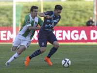 Rio Ave's Brazilian defender Lionn and Porto's Mexican midfielder Héctor Herrera (R) during the Premier League 2014/15 match between Rio Ave...