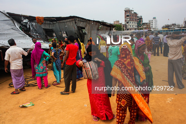 Relatives of missing people are waiting at Hajipara Jheel, Dhaka, Bangladesh, 16 April 2015. 