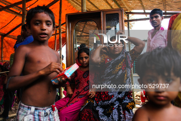 People are living the temporary house after the house collapse in Dhaka, Bangladesh, 16 April 2015. 