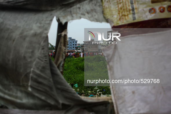 Relatives of missing people are waiting at Hajipara Jheel, Dhaka, Bangladesh, 16 April 2015. 