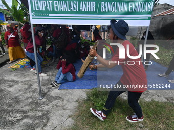 Residents simulate how to gather in a safe place in the event of an earthquake and tsunami in Wani Village, Donggala Regency, Central Sulawe...