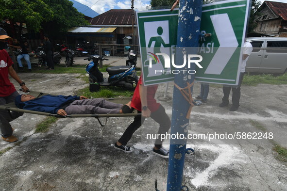 Residents simulate or practice how to save victims in the event of an earthquake and tsunami in Wani Village, Donggala Regency, Central Sula...
