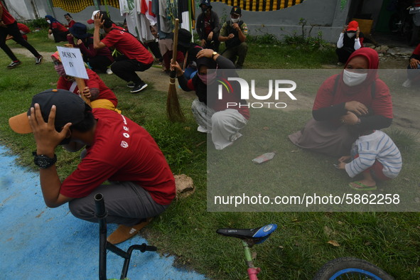 
Residents simulate or practice how to protect themselves in the event of an earthquake and tsunami in Wani Village, Donggala Regency, Cent...