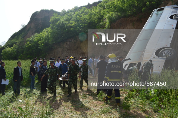 (150515) -- XIANYANG, May 15, 2015 () -- Rescuers work at the accident site after a bus overturned and fell into a valley in Chunhua county...