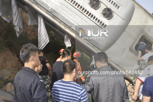 (150515) -- XIANYANG, May 15, 2015 () -- Rescuers work at the accident site after a bus overturned and fell into a valley in Chunhua county...