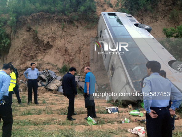 (150515) -- XIANYANG, May 15, 2015 () -- Photo taken on May 15, 2015 shows the accident site after a bus overturned and fell into a valley i...