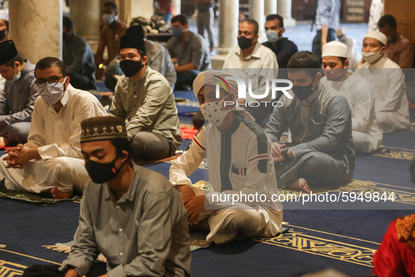 Muslim worshippers, mask-clad and distanced from each other due to the COVID-19 coronavirus pandemic, inside the historic al-Azhar mosque in...