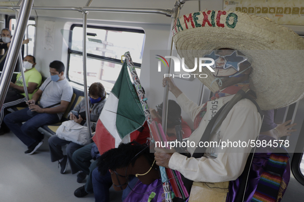 Carlos Hernández is 63 years old and is originally from Valle de Chalco, State of Mexico. Daily and early in the morning, he uses a minibus...