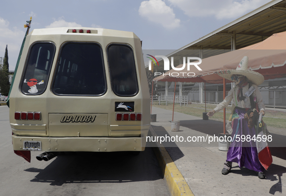 Carlos Hernández is 63 years old and is originally from Valle de Chalco, State of Mexico. Daily and early in the morning, he uses a minibus...