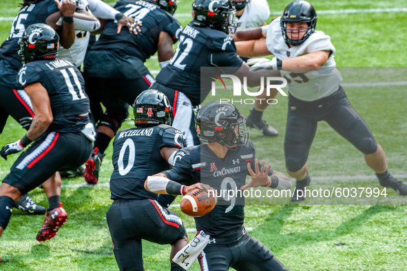 Cincinnati quarterback Desmond Ridder (9) looks to pass the ball during an NCAA college football game at Nippert Stadium between the Univers...