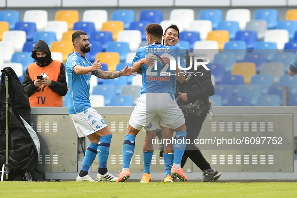 Hirving Lozano of SSC Napoli celebrates with team mates during the Serie A match between SSC Napoli and Atalanta BC at Stadio San Paolo Napl...