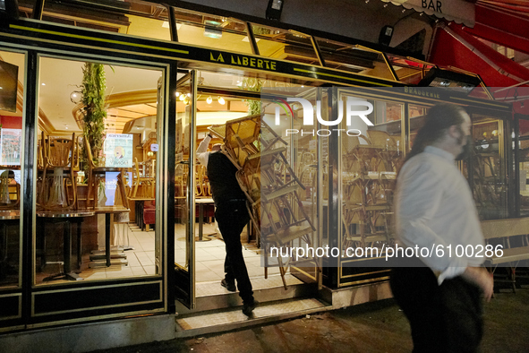 Restaurants and cafe close before the start of the second night of curfew in Paris wich will start for the first time at 9PM this saturday,...