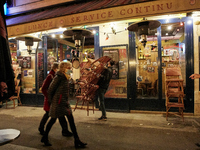 Restaurants and cafe close before the start of the second night of curfew in Paris wich will start for the first time at 9PM this saturday,...