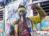One person dramatizes the current situation in Colombia. A caravan of 8,000 indigenous people, members of the Valle and Cauca reservations,...