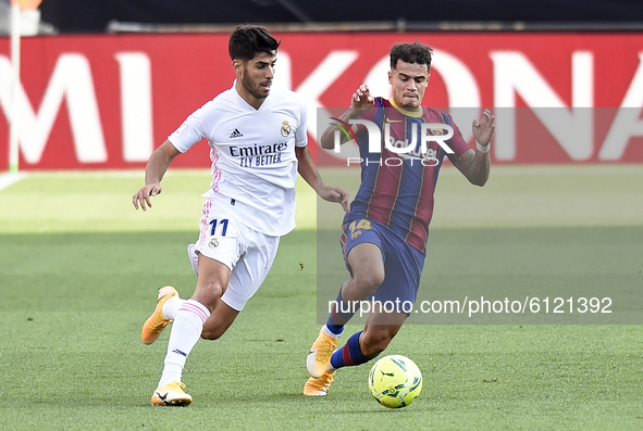 Marco Asensio and Philippe Coutinho during the match between FC Barcelona and Real Madrid CF, corresponding to the week 7 of the Liga Santan...