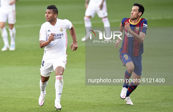 Carlos Casemiro and Sergio Busquets during the match between FC Barcelona and Real Madrid CF, corresponding to the week 7 of the Liga Santan...