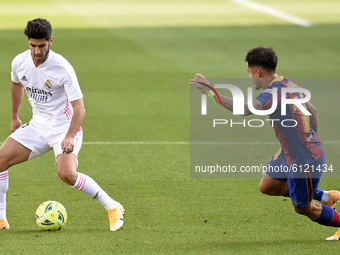 Marco Asensio and Philippe Coutinho during the match between FC Barcelona and Real Madrid CF, corresponding to the week 7 of the Liga Santan...