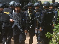 
The police conducted a search for fugitive terrorists at the location suspected of being their hiding place in Mamboro Village, North Palu...