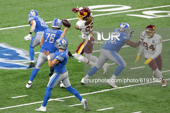 Detroit Lions quarterback Matthew Stafford (9) throws a pass to wide receiver Marvin Hall (17) for a touchdown during the first half of an N...