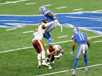 Detroit Lions running back D'Andre Swift (32) runs the ball during the first half of an NFL football game against the Washington Football Te...