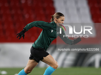 The referee Stephanie Frappart during the warm-up before the UEFA Europa League Group E stage match between Granada CF and AC Omonoia at Est...