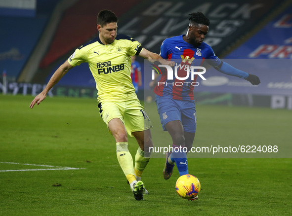 L-R Newcastle United's Federico Fernandez and Crystal Palace's Jeffrey Schlupp during Premiership between Crystal Palace and Newcastle Unite...