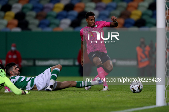 Walterson Silva of Moreirense FC (R ) shoots to score during the Portuguese League football match between Sporting CP and Moreirense FC at J...