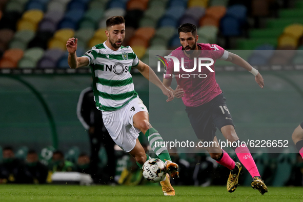 Andraz Sporar of Sporting CP (L) vies with Steven Vitoria of Moreirense FC during the Portuguese League football match between Sporting CP a...