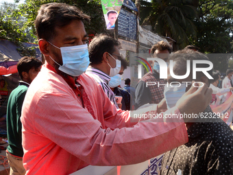 Activists of an organization distributing face masks among the people during the COVID-19 coronavirus pandemic in Dhaka, Bangladesh, on Nove...