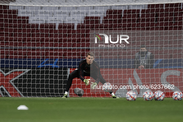 Alexander Nubel of Bayern during the warm-up before the UEFA Champions League Group A stage match between Atletico Madrid and FC Bayern Muen...