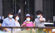(150608) -- SEOUL, June 8, 2015 () -- Tourists walk with masks in Seoul, South Korea, June...