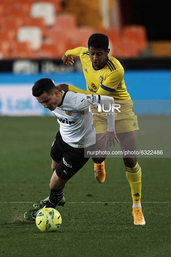 Hugo Guillamon of Valencia and Choco Lozano of Cadiz compete for the ball during the La Liga Santander match between Valencia CF and Cadiz C...