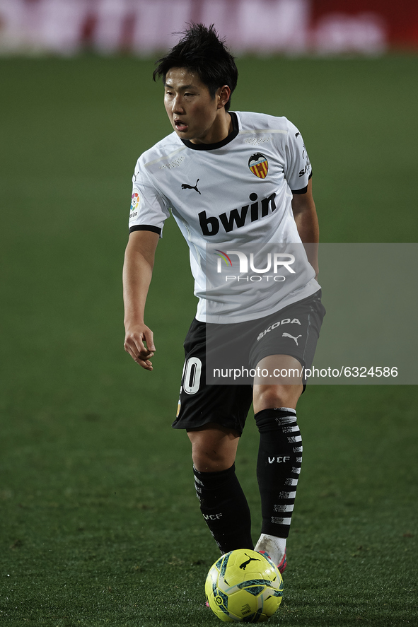 Kang-in Lee of Valencia controls the ball during the La Liga Santander match between Valencia CF and Cadiz CF at Estadio Mestalla on January...