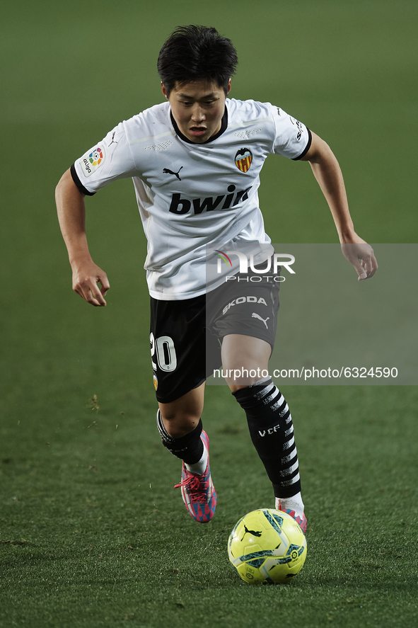 Kang-in Lee of Valencia runs with the ball during the La Liga Santander match between Valencia CF and Cadiz CF at Estadio Mestalla on Januar...