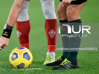 A referee uses the foam to mark the ball for a free kick during the Serie A match between SS Lazio and ACF Fiorentina at Stadio Olimpico, Ro...