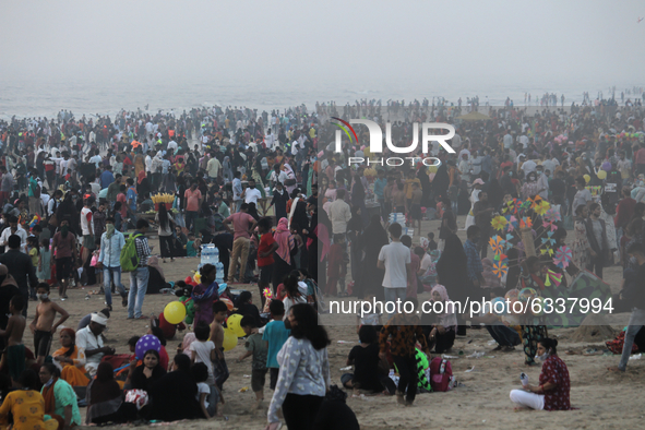 People crowd the beach in Mumbai, India on January 10, 2021. 
