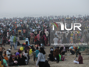 People crowd the beach in Mumbai, India on January 10, 2021. (