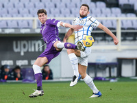 Dusan Vlahovic of ACF Fiorentina and Stefan de Vrij of FC Internazionale compete for the ball during the Coppa Italia match between ACF Fior...
