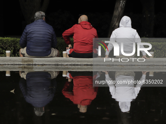 A group of people sitting in a water mirror in the exclusive area of ​​Polanco, Mexico City, during the red epidemiological traffic light an...