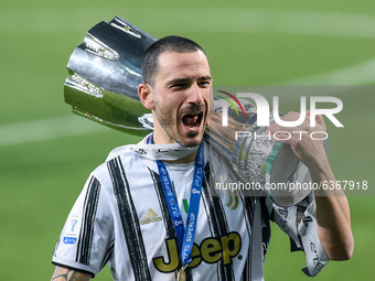 Leonardo Bonucci of Juventus FC celebrates with the trophy after winning the Italian Super Cup Final match between FC Juventus and SSC Napol...