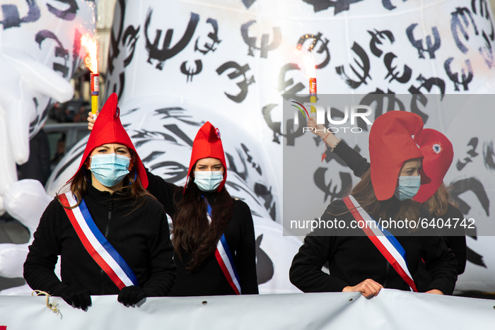 Action In Front Of The Senate In Paris Against The Bioethics Law
