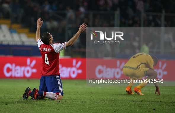 (150617) -- ANTOFAGASTA, June 17, 2015 () -- Paraguay's Pablo Aguilar (L) celebrates after winning the group B match against Jamaica at the...