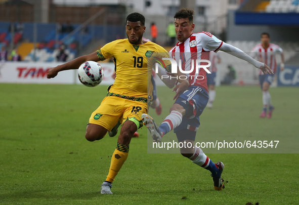 (150617) -- ANTOFAGASTA, June 17, 2015 () -- Paraguay's Edgar Benitez (R) vies with Jamaica's Adrian Mariappa during their group B match at...