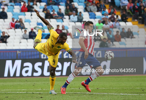 (150617) -- ANTOFAGASTA, June 17, 2015 () -- Jamaica's Wes Morgan (L) competes during the group B match against Paraguay at the 2015 America...