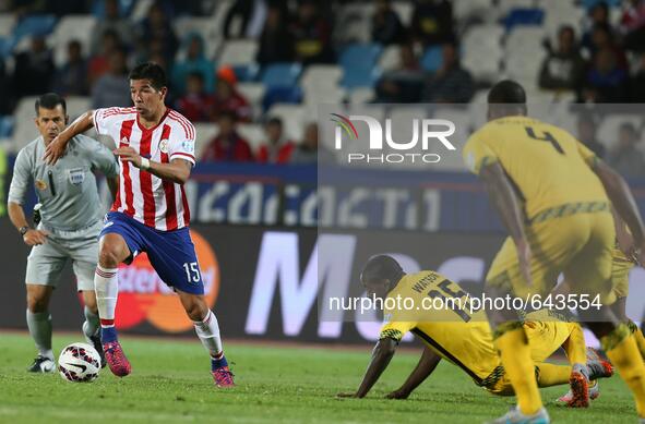 (150617) -- ANTOFAGASTA, June 17, 2015 () -- Victor Caceres (2nd L) of Paraguay competes during the group B match against Jamaica at the 201...