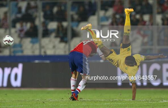 (150617) -- ANTOFAGASTA, June 17, 2015 () -- Pablo Aguilar (L) of Paraguay vies with Deshorn Brown of Jamaica during the group B match at th...