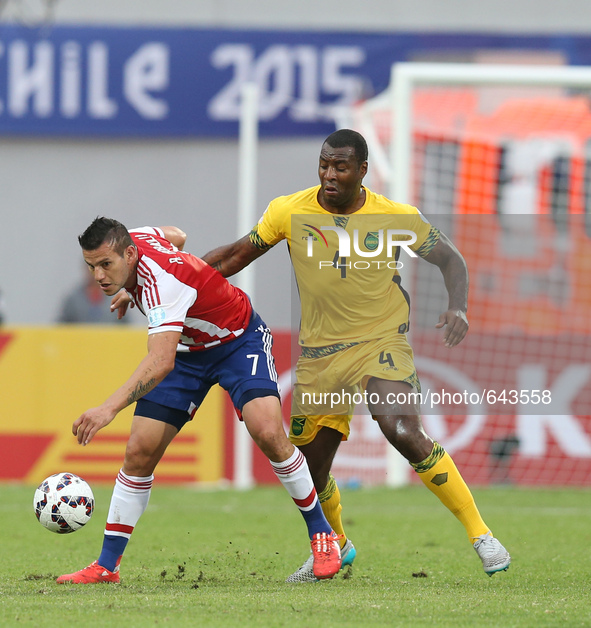 (150617) -- ANTOFAGASTA, June 17, 2015 () -- Raul Bobadilla (L) of Paraguay vies with Wes Morgan of Jamaica during their group B match at th...